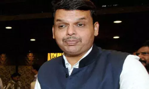 देवेंद्र फडणवीस प्रसारमाध्यमांशी बोलतांना चेंगराचेंगरी, पत्रकार जखमी देवेंद्र फडणवीस प्रसारमाध्यमांशी बोलतांना चेंगराचेंगरी, पत्रकार जखमी