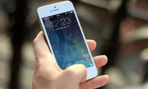 Digital Dependency: नेट बंद झालं तर काही सुचत नाही का? Digital Dependency: नेट बंद झालं तर काही सुचत नाही का?