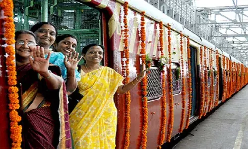 महिलांना लोकल प्रवासाची परवानगी, नवरात्रीचा मुहूर्त टळणार?