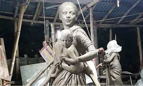 कोलकाता: दुर्गा मातेऐवजी स्थलांतरित मजूरांच्या मुलींची मुर्ती कोलकाता: दुर्गा मातेऐवजी स्थलांतरित मजूरांच्या मुलींची मुर्ती