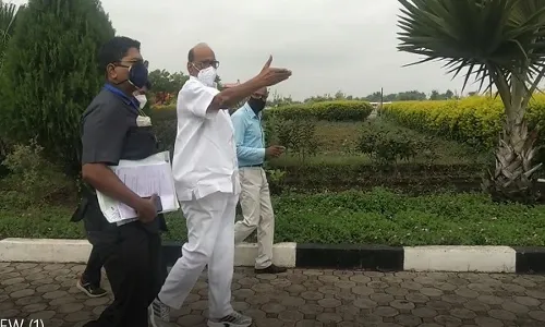 VIDEO: शरद पवारांच्या अतिवृष्टी दौऱ्यावर VIDEO: शरद पवारांच्या अतिवृष्टी दौऱ्यावर