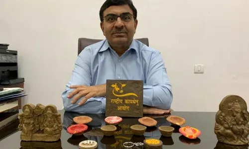 शेणापासून तयार केलेली चिप फोनचे रेडिएशन कमी करते! कामधेनू आयोगाच्या अध्यक्षाचा दावा... शेणापासून तयार केलेली चिप फोनचे रेडिएशन कमी करते! कामधेनू आयोगाच्या अध्यक्षाचा दावा...