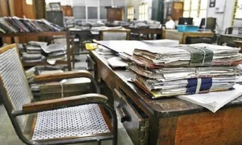 सरकारी ऑफिसमध्ये गेलेल्या प्रत्येक नागरिकास राग का येतो?: शैलेश गांधी सरकारी ऑफिसमध्ये गेलेल्या प्रत्येक नागरिकास राग का येतो?: शैलेश गांधी