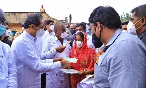 उद्धव ठाकरेंचं आश्वासन हवेत, शेतकरी वर्षापासून मदतीच्या प्रतिक्षेत.. उद्धव ठाकरेंचं आश्वासन हवेत, शेतकरी वर्षापासून मदतीच्या प्रतिक्षेत..