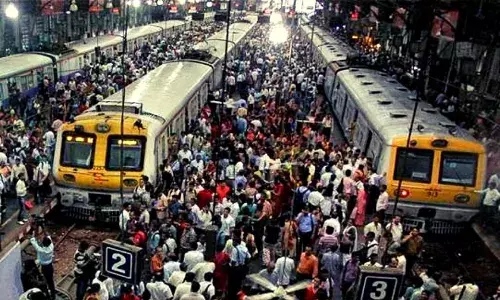अखेर सर्वसामान्यांना उघडणार लोकल रेल्वेचं द्वार अखेर सर्वसामान्यांना उघडणार लोकल रेल्वेचं द्वार
