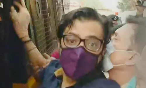 Arnab Goswami Arrest: सामनातून भाजपचा शेलक्या शब्दात समाचार
