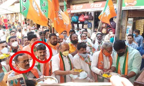 मंदिरं उघडली पण राजकारण्यांना पडला नियमांचा विसर मंदिरं उघडली पण राजकारण्यांना पडला नियमांचा विसर