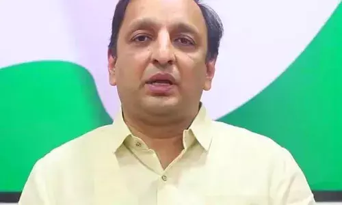 भाजपनं हीन राजकारणाची पातळी गाठली : सचिन सावंत भाजपनं हीन राजकारणाची पातळी गाठली : सचिन सावंत