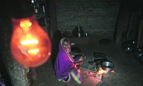 दिव्याखालीच गडद अंधार दिव्याखालीच गडद अंधार