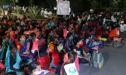 मुकेश अंबानींच्या 15 फुटी पुतळ्याची नागोठणे प्रकल्पग्रस्त का काढणार रथयात्रा ? मुकेश अंबानींच्या 15 फुटी पुतळ्याची नागोठणे प्रकल्पग्रस्त का काढणार रथयात्रा ?