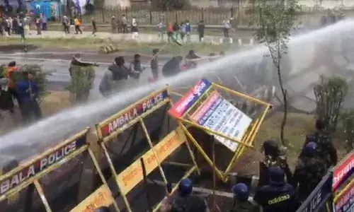दिल्लीतील शेतकरी आंदोलनावर अमानुष दडपशाहीचा निषेध: डॉ. अजित नवले दिल्लीतील शेतकरी आंदोलनावर अमानुष दडपशाहीचा निषेध: डॉ. अजित नवले