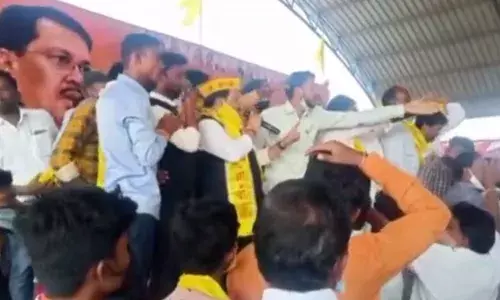 ओबीसी मराठावाडा अधिवेशनात भुजबळ समर्थकांचा गोंधळ ओबीसी मराठावाडा अधिवेशनात भुजबळ समर्थकांचा गोंधळ