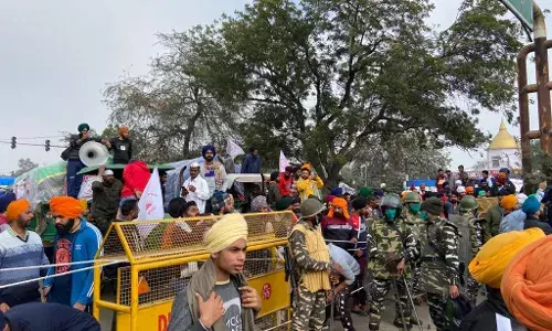 सिंधू बॉर्डरवर पोलिस आणि शेतकऱ्यांमध्ये बाचाबाची सिंधू बॉर्डरवर पोलिस आणि शेतकऱ्यांमध्ये बाचाबाची