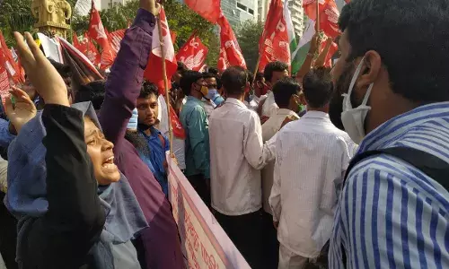 शेतकरी धडकले अंबानीच्या कार्यालयावर... शेतकरी धडकले अंबानीच्या कार्यालयावर...