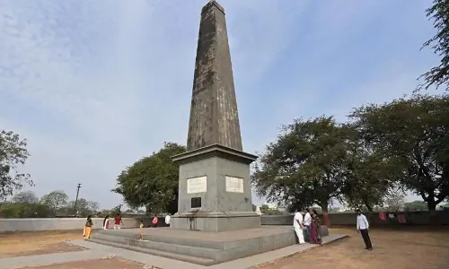 कोरेगाव भीमामधील विजय स्तंभावर लावण्यात आलेल्या एका शिळेला विरोध