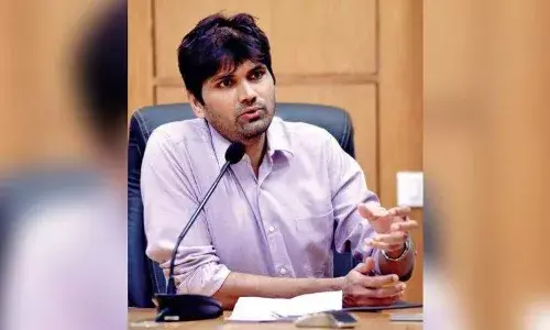 अधिकारी असावा तर असा...