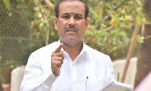 कोरोना लसीकारणाचा आर्थिक भार केंद्राने सोसावा: आरोग्यमंत्री राजेश टोपे कोरोना लसीकारणाचा आर्थिक भार केंद्राने सोसावा: आरोग्यमंत्री राजेश टोपे
