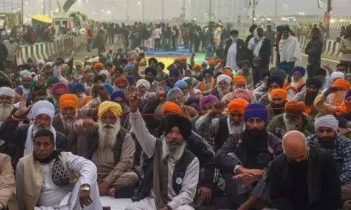 दिल्ली आंदोलन : तोडगा निघेपर्यंत कृषी कायद्यांना स्थगिती द्या, केंद्राला सुप्रीम दणका दिल्ली आंदोलन : तोडगा निघेपर्यंत कृषी कायद्यांना स्थगिती द्या, केंद्राला सुप्रीम दणका