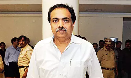 जयंत पाटील यांच्या कारखान्याच्या कार्यालयाला आग... जयंत पाटील यांच्या कारखान्याच्या कार्यालयाला आग...