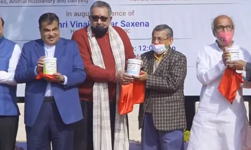 प्रामाणिक लोक मार्केटिंगमध्ये कमी पडतात- नितीन गडकरी प्रामाणिक लोक मार्केटिंगमध्ये कमी पडतात- नितीन गडकरी