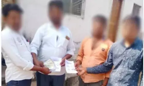 मतदारांना निशाणीसोबत पैसे वाटप, फोटो सोशल मीडियावर व्हायरल मतदारांना निशाणीसोबत पैसे वाटप, फोटो सोशल मीडियावर व्हायरल