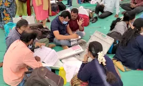 गावगाड्याचे इलेक्शन : मतदानासाठी यंत्रणा सज्ज, उमेदवारांच्या भेटीगाठी गावगाड्याचे इलेक्शन : मतदानासाठी यंत्रणा सज्ज, उमेदवारांच्या भेटीगाठी