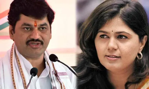 पंकजा आणि धनंजय मुंडे एकाच व्यासपीठावर, रंगली शाब्दिक चकमक पंकजा आणि धनंजय मुंडे एकाच व्यासपीठावर, रंगली शाब्दिक चकमक