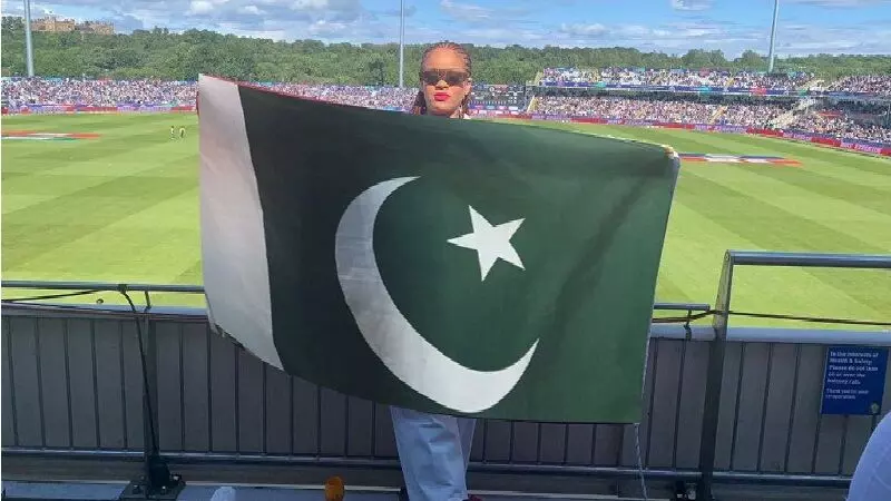 पाकिस्तानच्या झेंड्यासोबत रिहानाचा फोटो काय आहे सत्य?