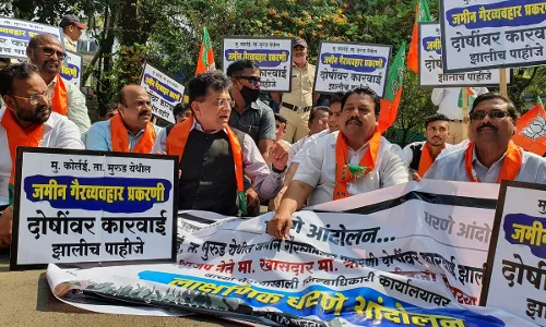 कोरलई जमीन खरेदी प्रकरणाची चौकशी करा, अलिबागमध्ये किरिट सोमय्या यांचं धरणं आंदोलन कोरलई जमीन खरेदी प्रकरणाची चौकशी करा, अलिबागमध्ये किरिट सोमय्या यांचं धरणं आंदोलन