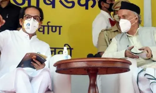 राज्यपालांचे पूर्ण वस्त्रहरण होण्याआधी त्यांना परत बोलवा: शिवसेना राज्यपालांचे पूर्ण वस्त्रहरण होण्याआधी त्यांना परत बोलवा: शिवसेना