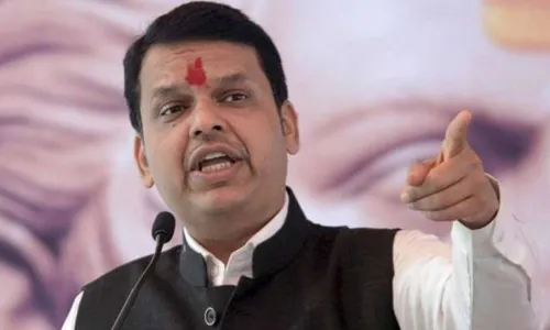 कोरोना काळात लोकसभेचं अधिवेशन होऊ शकत तर विधानसभेचं का नाही?: देवेंद्र फडणवीस कोरोना काळात लोकसभेचं अधिवेशन होऊ शकत तर विधानसभेचं का नाही?: देवेंद्र फडणवीस