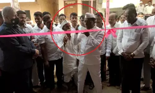 संभाजी भिडे यांनी उतरवला आमदाराचा मास्क संभाजी भिडे यांनी उतरवला आमदाराचा मास्क