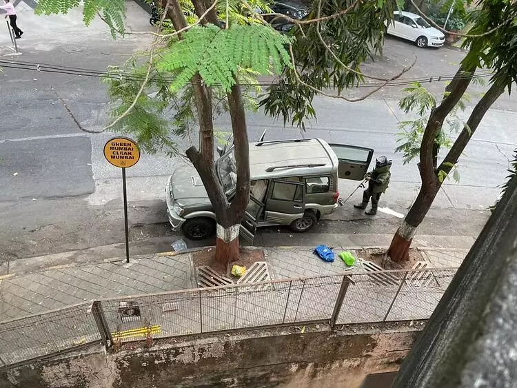 Video: Mukesh Ambani च्या घराबाहेर आढळली स्फोटक भरलेली कार...