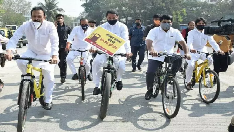 पेट्रोल-डिझेल दरवाढीविरोधात काँग्रेस नेत्यांची सायकल रॅली