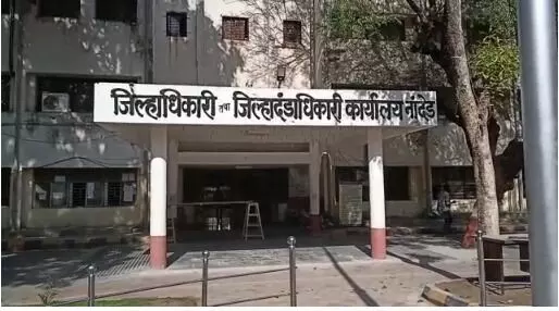 जिल्हाधिकारी कार्यालयात घोड्याच्या पार्कींग साठी मागणी