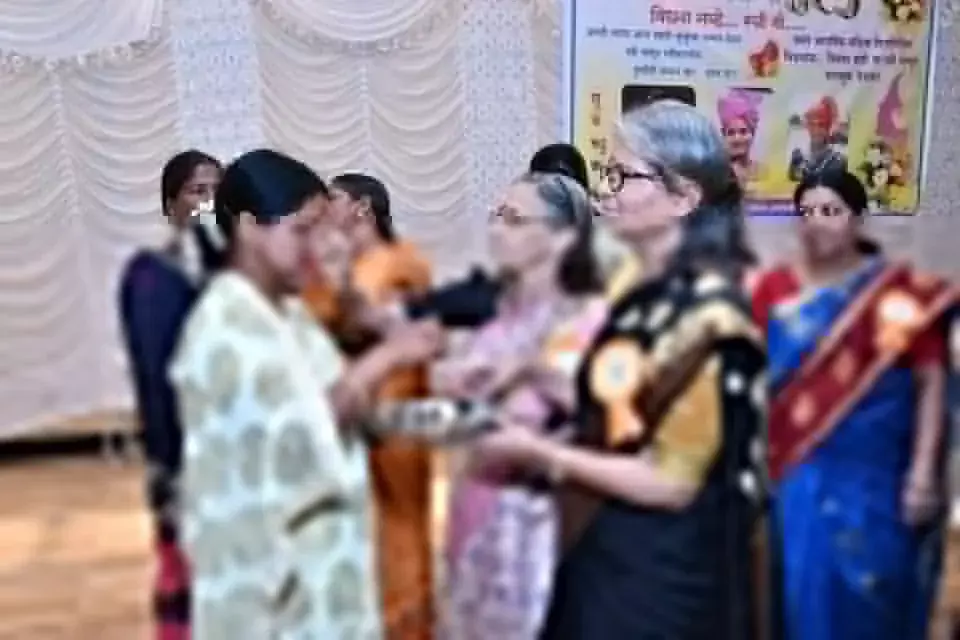 विधवा महिलेला हळदी कुंकू लावू न देणं योग्य आहे का? विधवा महिलेला हळदी कुंकू लावू न देणं योग्य आहे का?