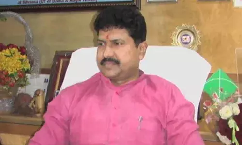 मोहन डेलकर यांच्या कुटुंबियांनी घेतली मुख्यमंत्र्यांची भेट मोहन डेलकर यांच्या कुटुंबियांनी घेतली मुख्यमंत्र्यांची भेट