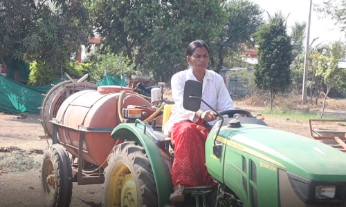 ट्रॅक्टरचे स्टिअरिंग आणि संसाराची ड्रायव्हर सीट