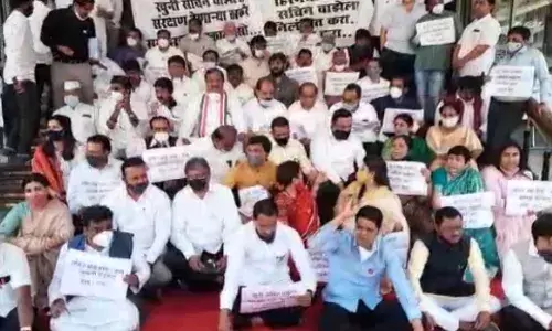 सचिन वाझे संरक्षण देणाऱ्या ठाकरे सरकारचा निषेध, विरोधकांची पायऱ्यांवर बसून निर्दशने सचिन वाझे संरक्षण देणाऱ्या ठाकरे सरकारचा निषेध, विरोधकांची पायऱ्यांवर बसून निर्दशने