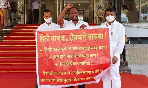 शेतकरी आंदोलनाला पाठींबा देण्यासाठी आमदाराचं विधानसभेच्या पायऱ्यावर अनोखं आंदोलन शेतकरी आंदोलनाला पाठींबा देण्यासाठी आमदाराचं विधानसभेच्या पायऱ्यावर अनोखं आंदोलन