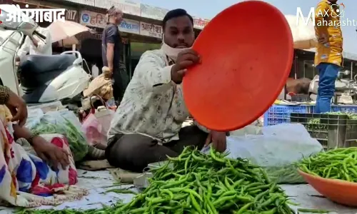 कोणी भाजी घेता का भाजी? लॉकडाऊनमुळे भाजी विक्रेत्यांची परवड कोणी भाजी घेता का भाजी? लॉकडाऊनमुळे भाजी विक्रेत्यांची परवड