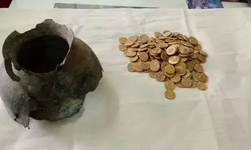 पुण्यात सापडली २ कोटींची मोगल कालीन सोन्याची नाणी पुण्यात सापडली २ कोटींची मोगल कालीन सोन्याची नाणी
