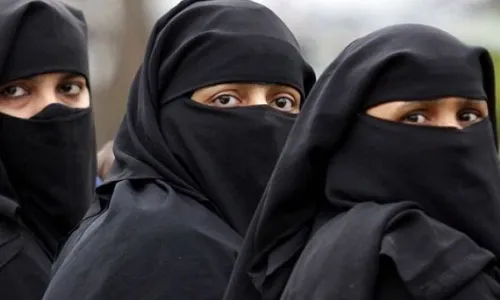 श्रीलंकेत बुरखा बंदी आणि हजारांच्यावर इस्लामिक शाळा बंद होणार श्रीलंकेत बुरखा बंदी आणि हजारांच्यावर इस्लामिक शाळा बंद होणार