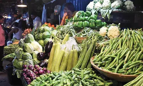 लॉकडाऊन शेतकऱ्यांच्या आणि व्यापाऱ्यांच्या जीवावर उठलं...