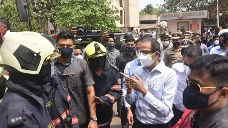 भांडुपमधील रुग्णालयाच्या आगीची मुख्यमंत्र्यांकडून पाहणी; 10 जणांचा मृत्यू