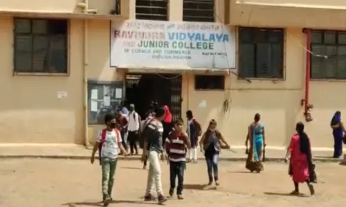 कोरोनाचे नियम धाब्यावर, टिटवाळ्यात शाळेत बोलावून परीक्षा घेतल्याचा आरोप कोरोनाचे नियम धाब्यावर, टिटवाळ्यात शाळेत बोलावून परीक्षा घेतल्याचा आरोप