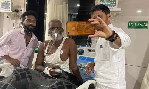 हद्द झाली ! राष्ट्रवादीचे आमदार निलेश लंकेंचं कोरोना रुग्णांसोबत फोटोसेशन हद्द झाली ! राष्ट्रवादीचे आमदार निलेश लंकेंचं कोरोना रुग्णांसोबत फोटोसेशन