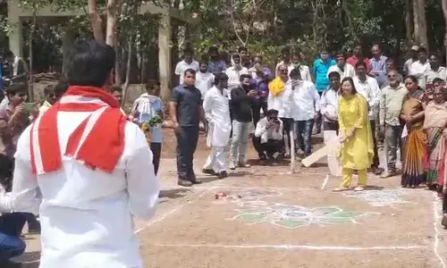 राणा दाम्पत्याला पुन्हा कोरोनाचा विसर; मेळघाटात खासदार नवनीत राणा व आमदार रवी राणा यांची विना मास्क क्रिकेट मॅच राणा दाम्पत्याला पुन्हा कोरोनाचा विसर; मेळघाटात खासदार नवनीत राणा व आमदार रवी राणा यांची विना मास्क क्रिकेट मॅच