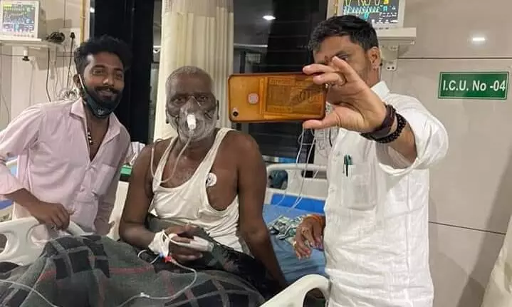 हद्द झाली ! राष्ट्रवादीचे आमदार निलेश लंकेंचं कोरोना रुग्णांसोबत फोटोसेशन
