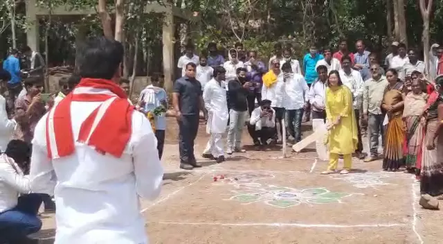 राणा दाम्पत्याला पुन्हा कोरोनाचा विसर; मेळघाटात खासदार नवनीत राणा व आमदार रवी राणा यांची विना मास्क क्रिकेट मॅच